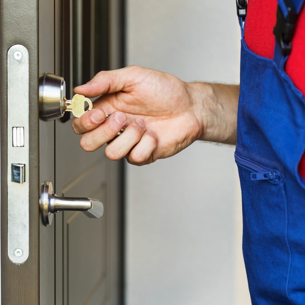 la cerrajería residencial ofrece servicios de cambio de combinaciones para cajas fuertes en el hogar